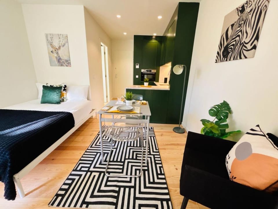 Bed, Kitchen or kitchenette, Living room, Seating area, Dining area, Bedroom