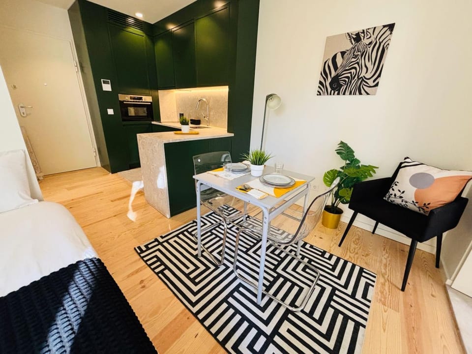 Kitchen or kitchenette, Seating area, Dining area