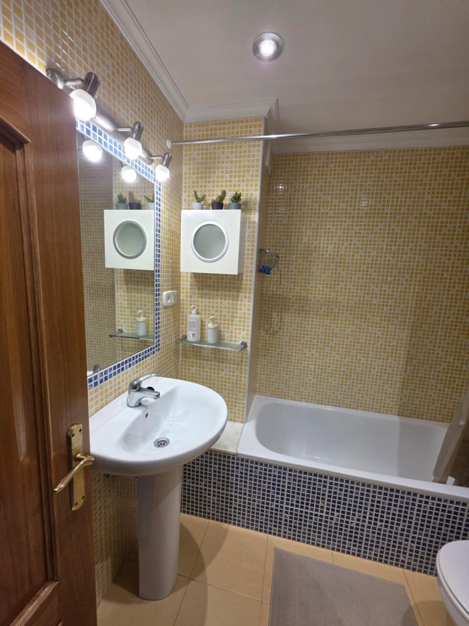 Bathroom, Bath, towels