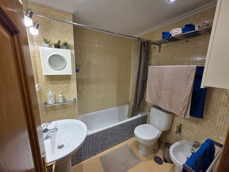Bathroom, Bath, bidet, towels
