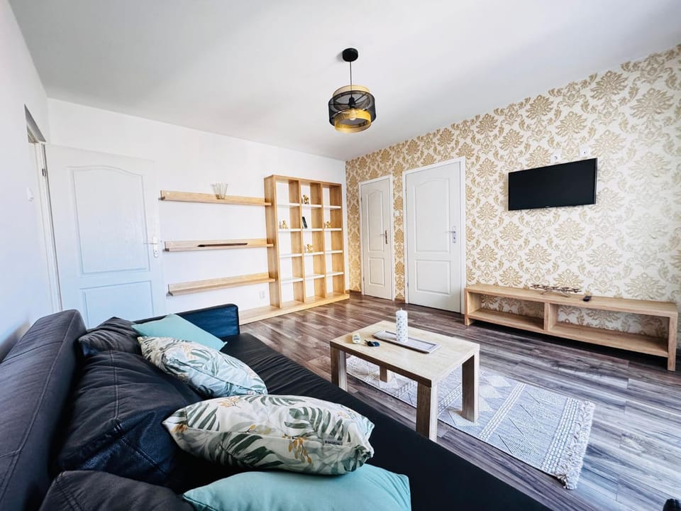 Communal lounge/ TV room, TV and multimedia, Living room, Seating area, Evening entertainment, Bedroom