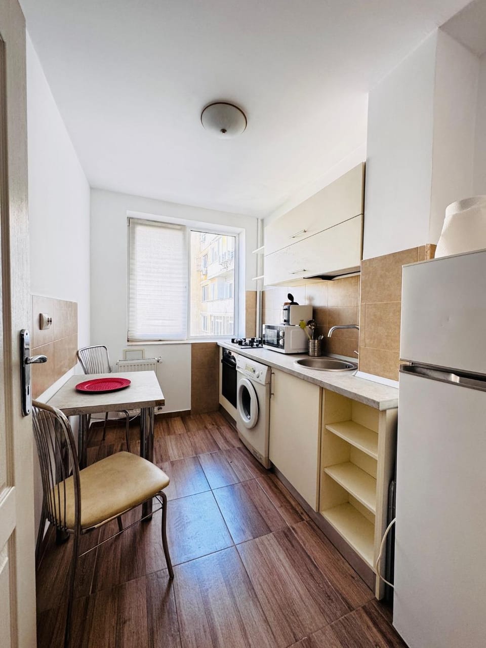 Kitchen or kitchenette, Dining area, oven, toaster, dryer
