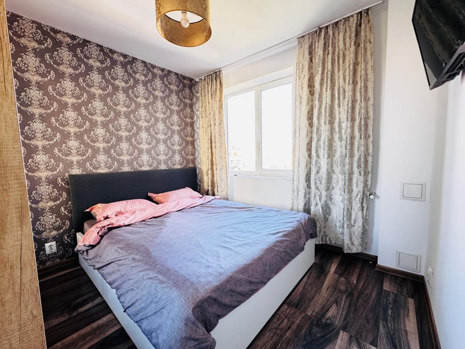 Bed, TV and multimedia, Bedroom
