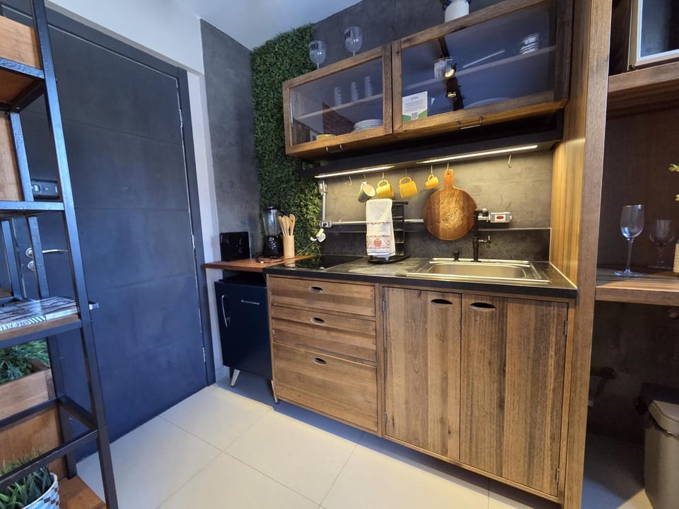 Kitchen or kitchenette, minibar, stove