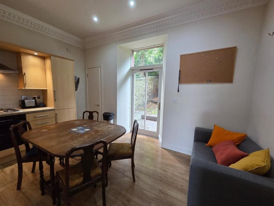 Kitchen or kitchenette, Seating area, stove, toaster