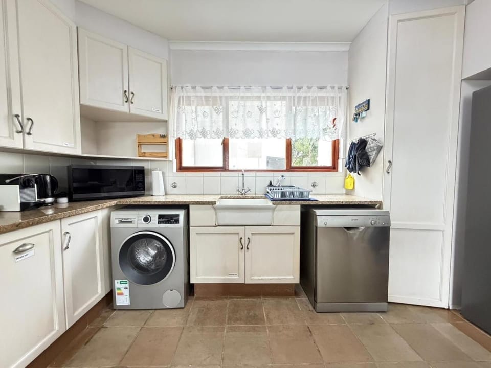 Coffee/tea facilities, Kitchen or kitchenette, dishwasher, washing machine, dryer