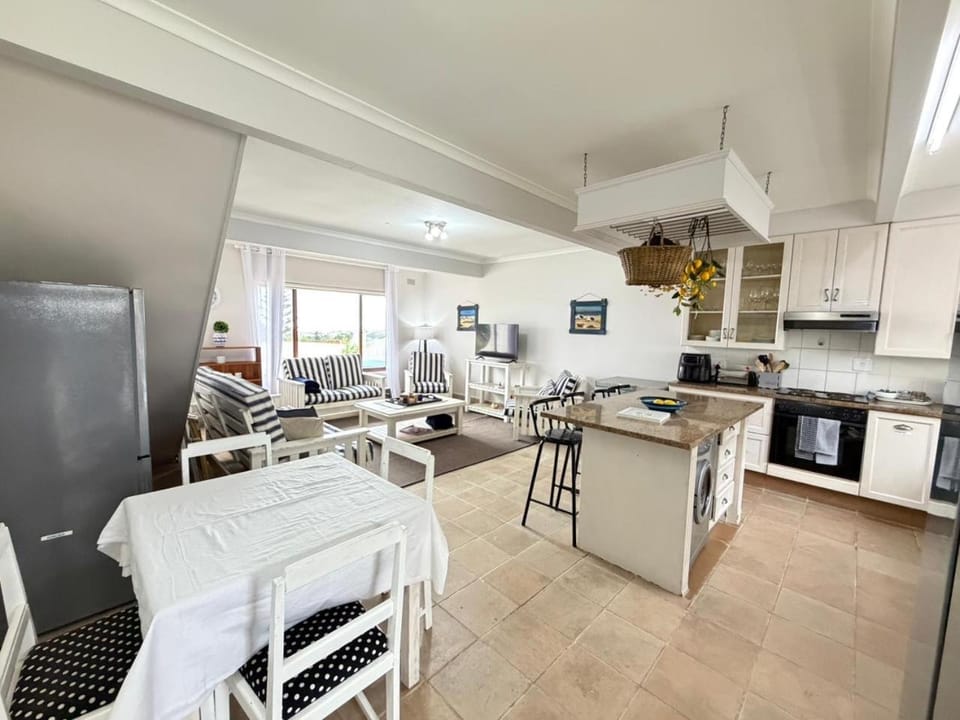 Kitchen or kitchenette, Dining area, dishwasher, oven, stove