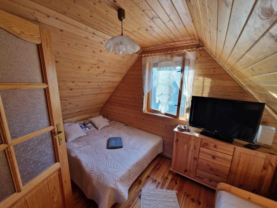 Bed, TV and multimedia, Bedroom
