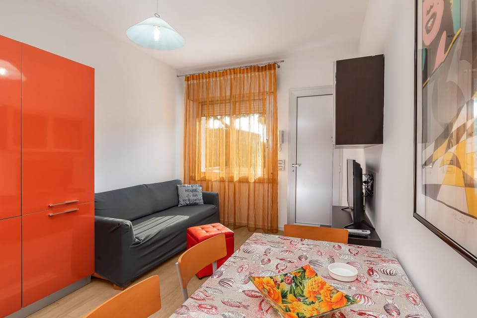 TV and multimedia, Kitchen or kitchenette, Living room, Food and drinks, Photo of the whole room, Seating area, Dining area, oven