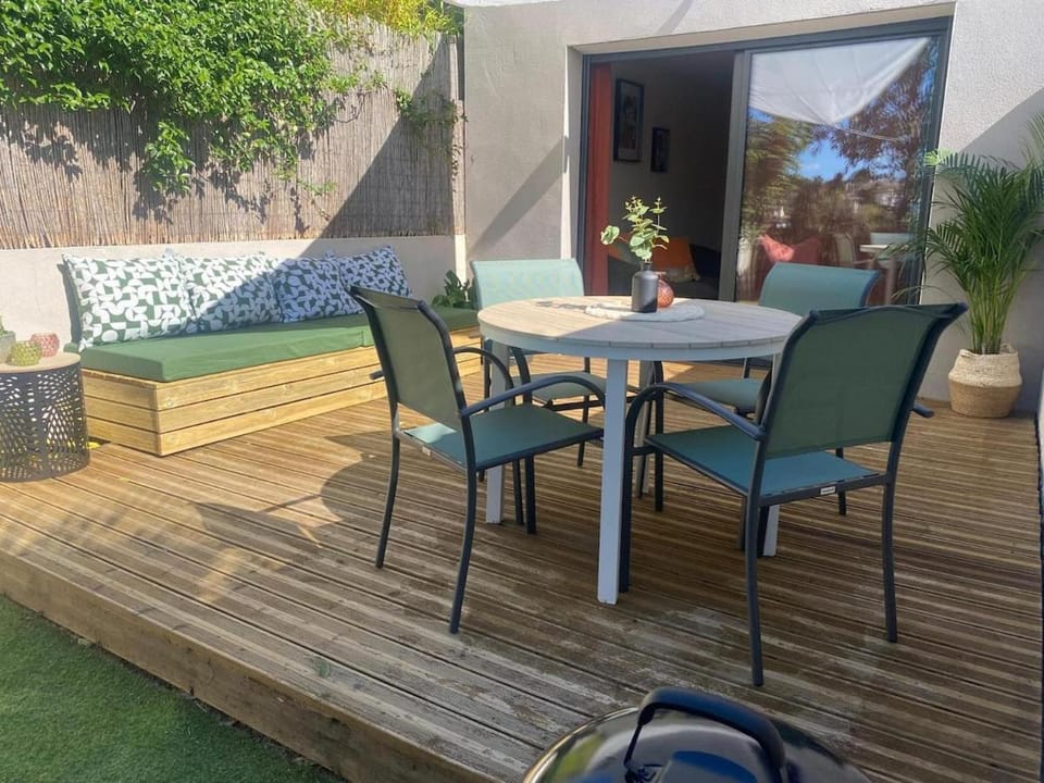 View (from property/room), Dining area, Garden view
