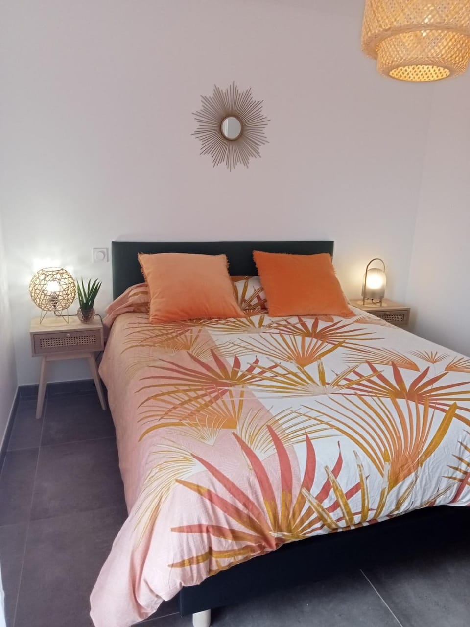 Bed, Photo of the whole room, Bedroom