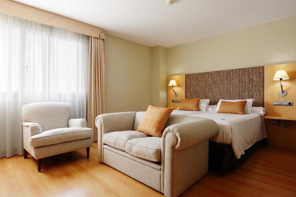 Living room, Photo of the whole room, Bedroom, Pets, Pets