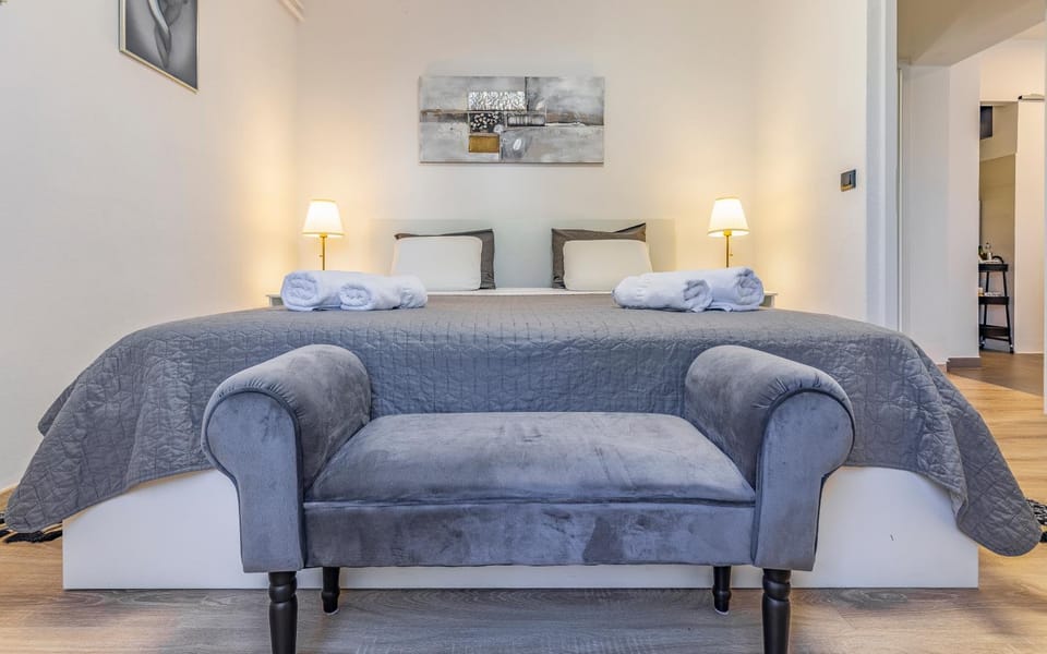 Bed, Seating area, Bedroom