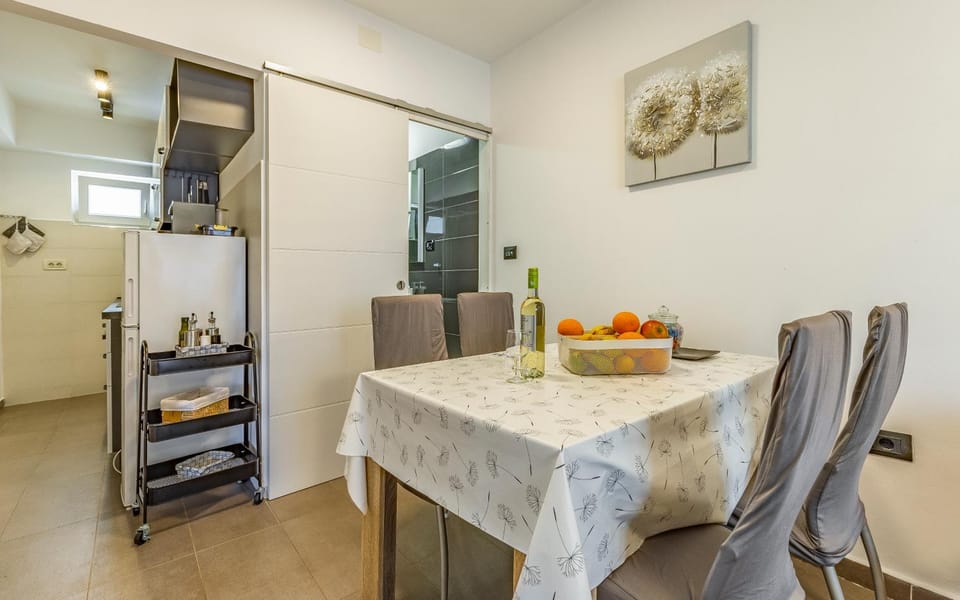 Kitchen or kitchenette, Seating area, Dining area
