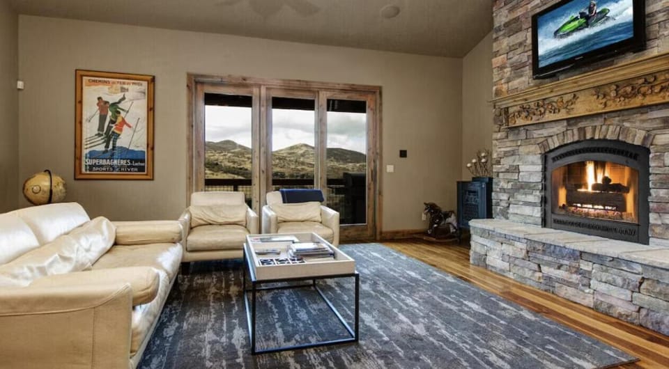 Deer Valley Lakeside Ski House Sleeps 16 House in Jordanelle Reservoir