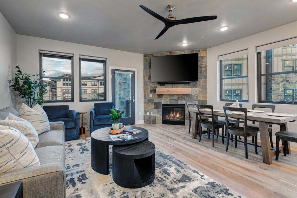 Mayflower Lakeside Retreat Free Ski Shuttle to DV House in Jordanelle Reservoir