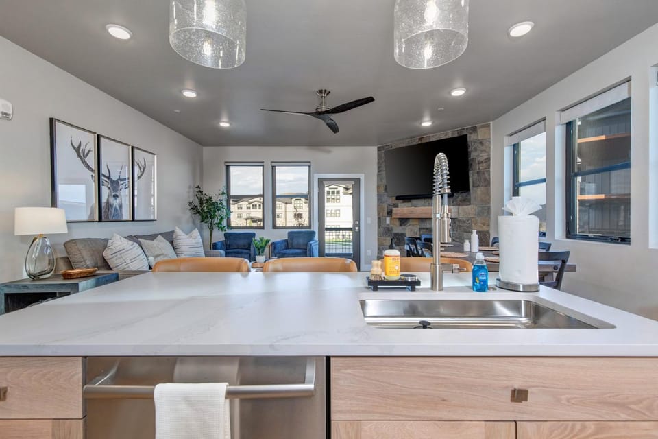 Mayflower Lakeside Retreat Free Ski Shuttle to DV House in Jordanelle Reservoir