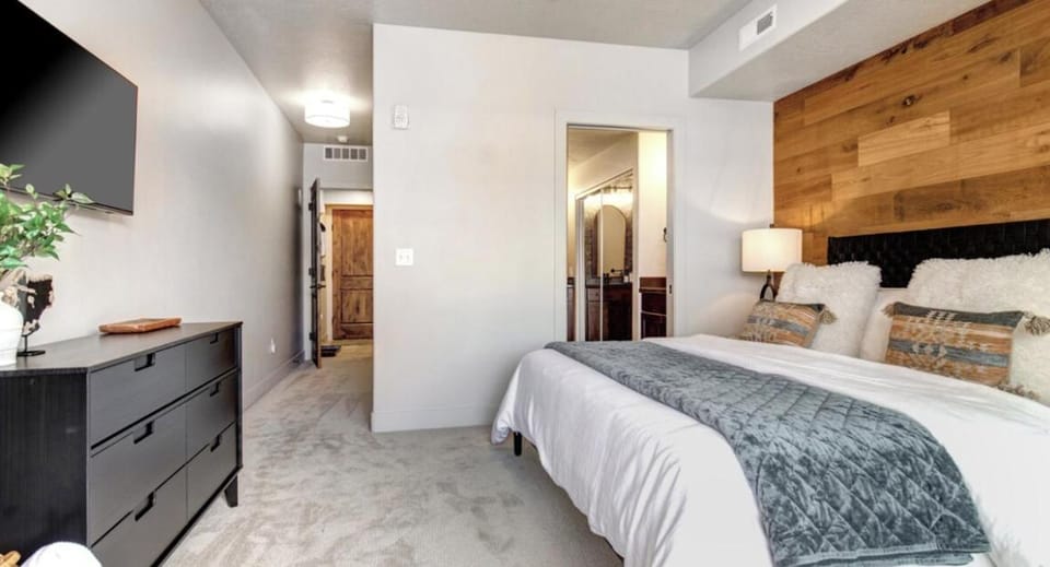 Newpark Urban Retreat House in Snyderville