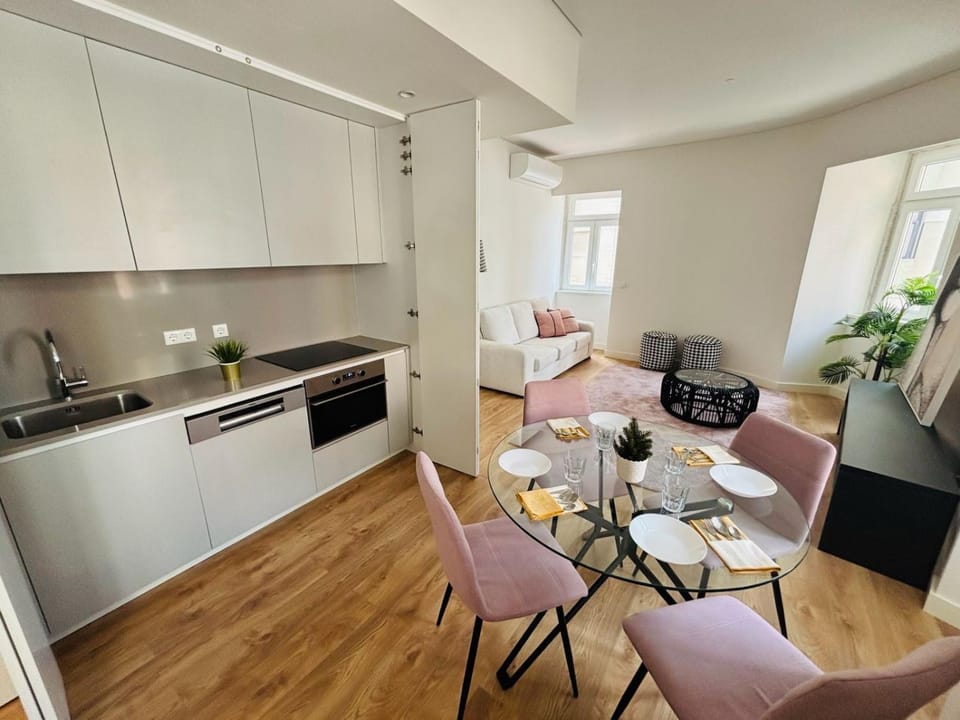 Kitchen or kitchenette, Living room, Seating area, Dining area