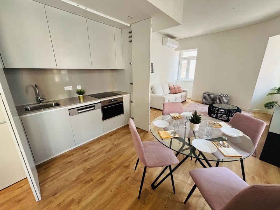 Kitchen or kitchenette, Living room, Seating area, Dining area