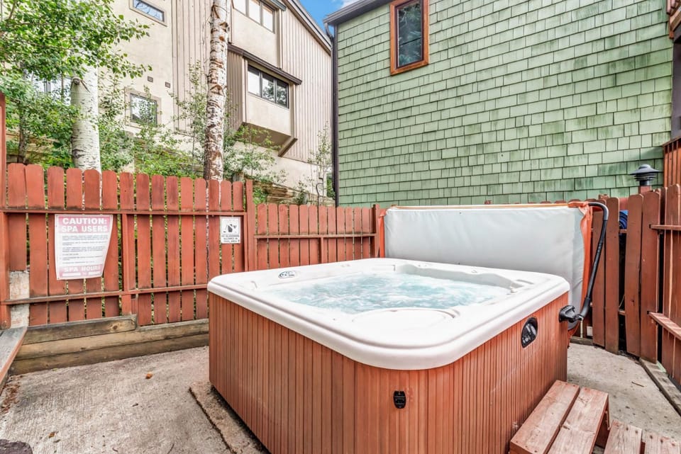 Ski Ranch Loft, Short Easy Walk to Slopes, 2 King Bedrooms And Loft House in Steamboat Springs