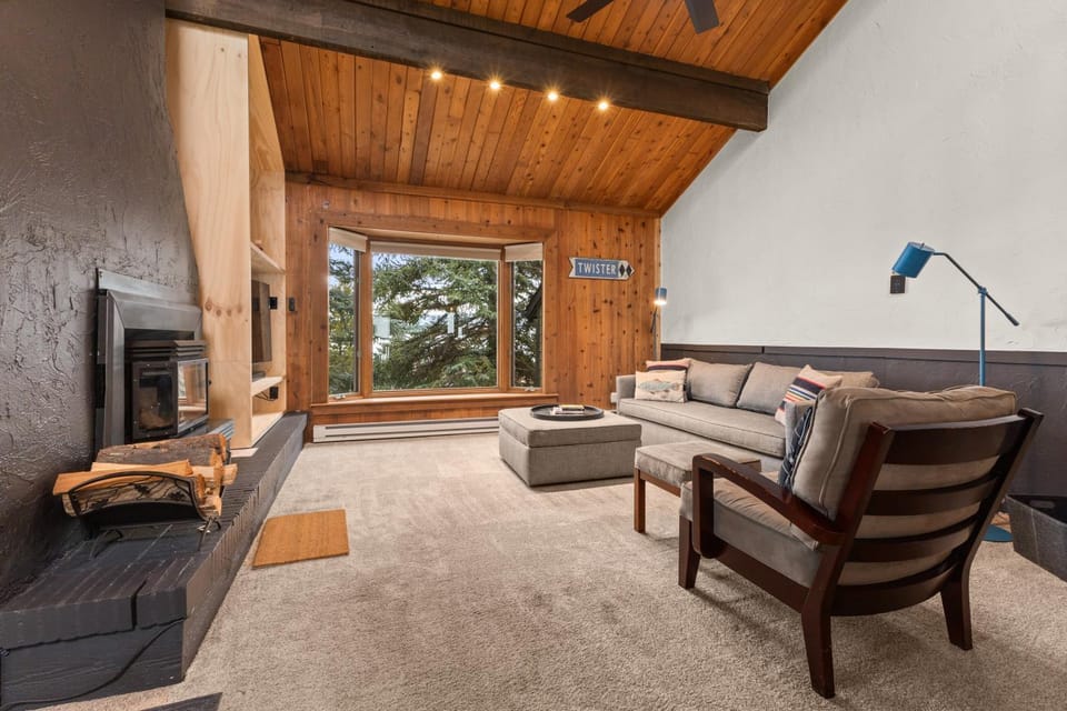 Ski Ranch Loft, Short Easy Walk to Slopes, 2 King Bedrooms And Loft House in Steamboat Springs