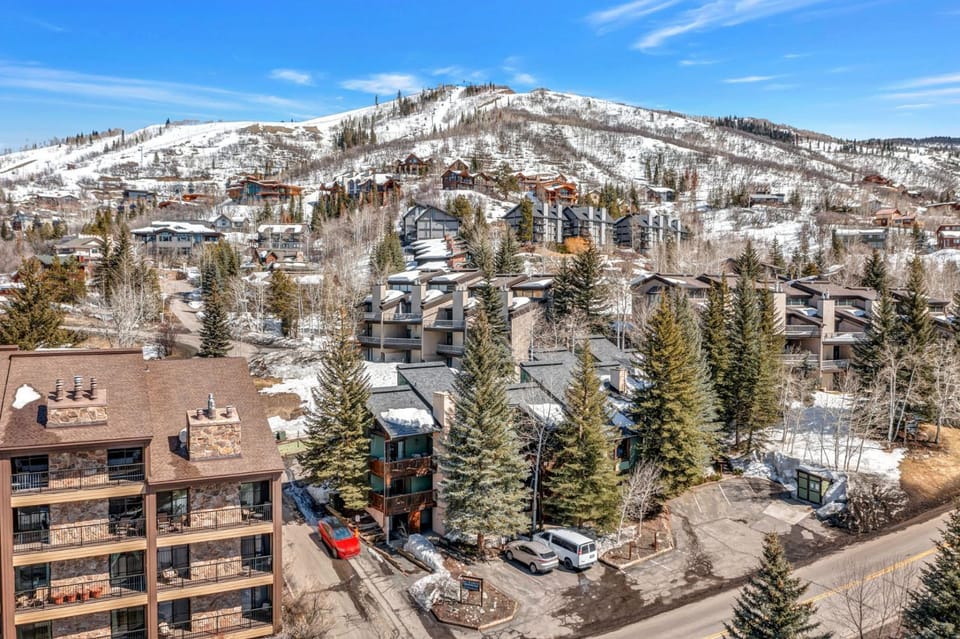 Ski Ranch Loft, Short Easy Walk to Slopes, 2 King Bedrooms And Loft House in Steamboat Springs