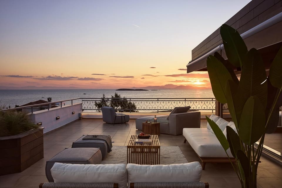 View (from property/room), Balcony/Terrace, Seating area, Sea view, sunbed