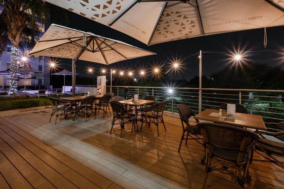 Restaurant/places to eat, Balcony/Terrace, Lounge or bar