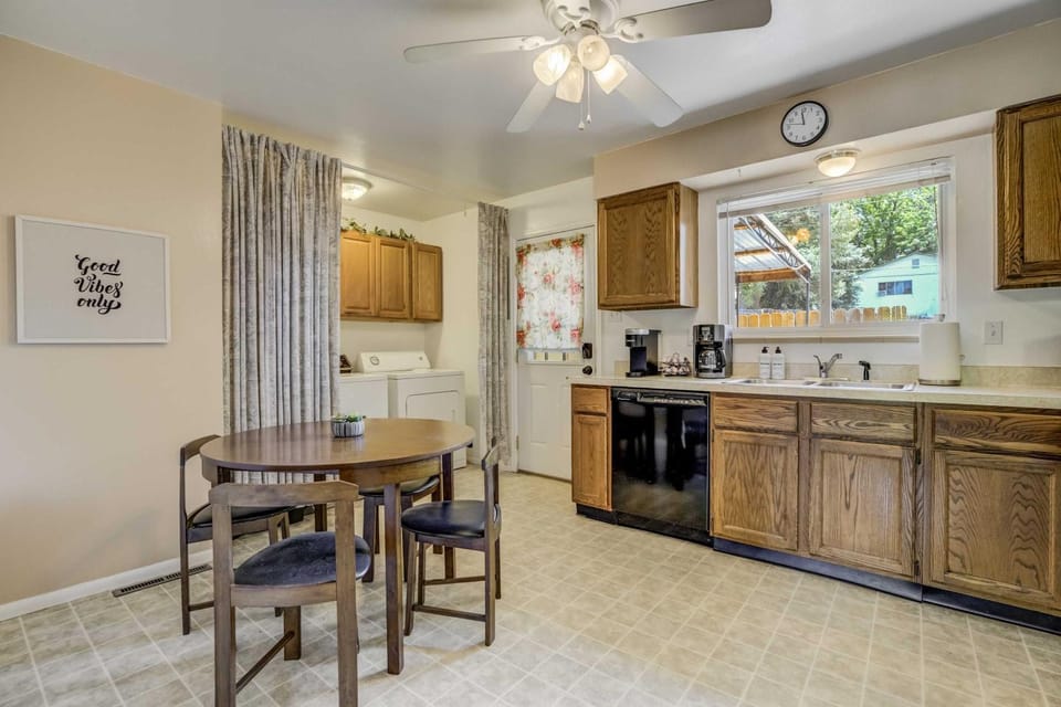 Alder Row Private Patio w Fire Pit & Workspaces House in Colorado Springs