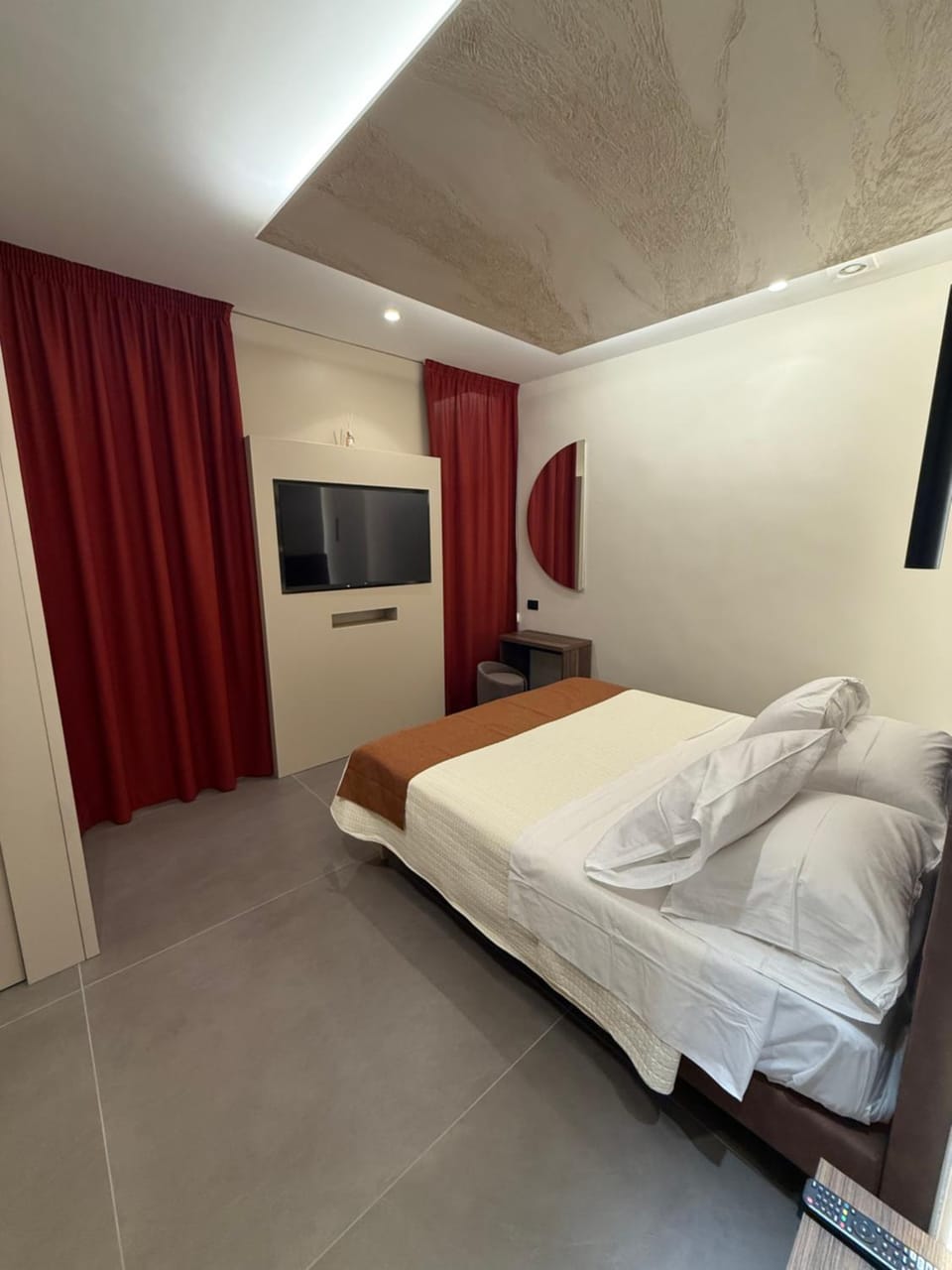 Bed, TV and multimedia, Bedroom