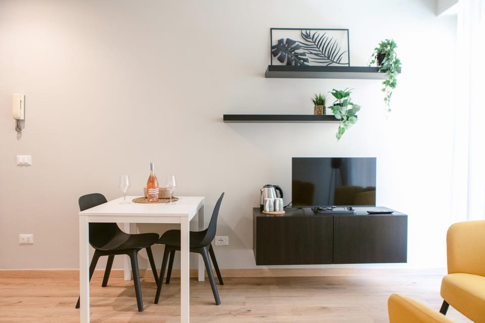 TV and multimedia, Living room, Seating area, Dining area
