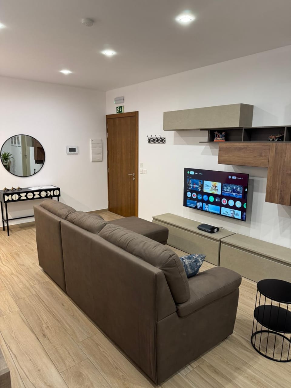 TV and multimedia, Living room, Decorative detail, Seating area, air conditioner