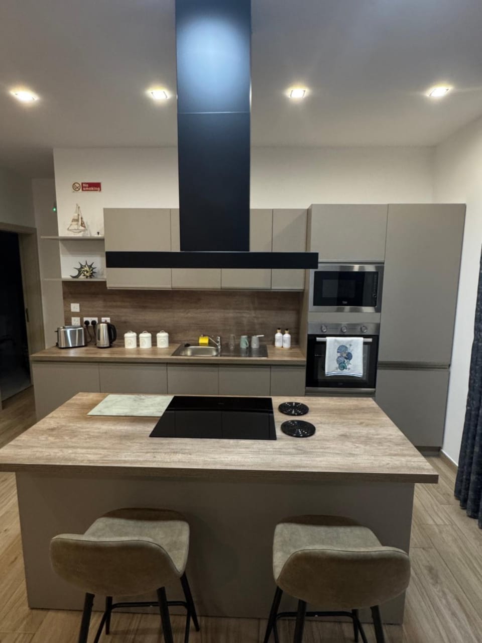 Coffee/tea facilities, Kitchen or kitchenette, Decorative detail, oven, stove, toaster