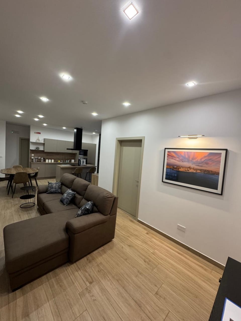 TV and multimedia, Living room, Decorative detail, Seating area, air conditioner
