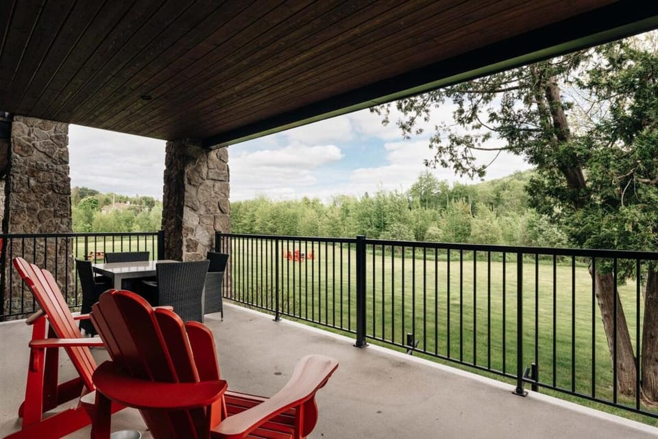 2 bedroom suite with views of Sommets St-Sauveur Apartment in Saint-Sauveur