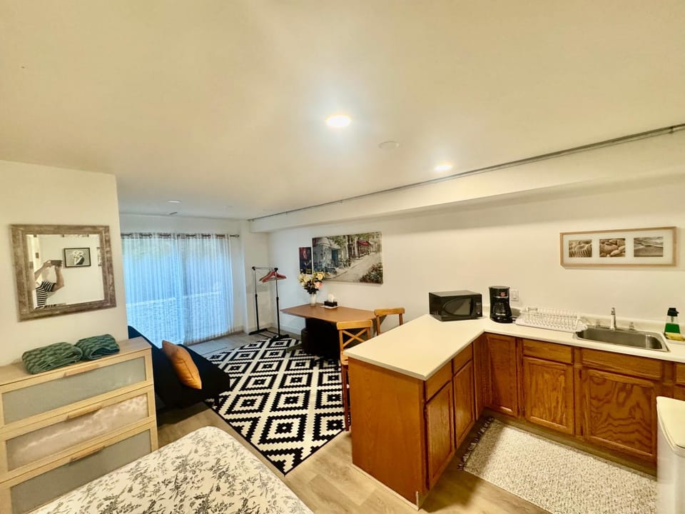 Kitchen or kitchenette, Living room, Seating area, Dining area