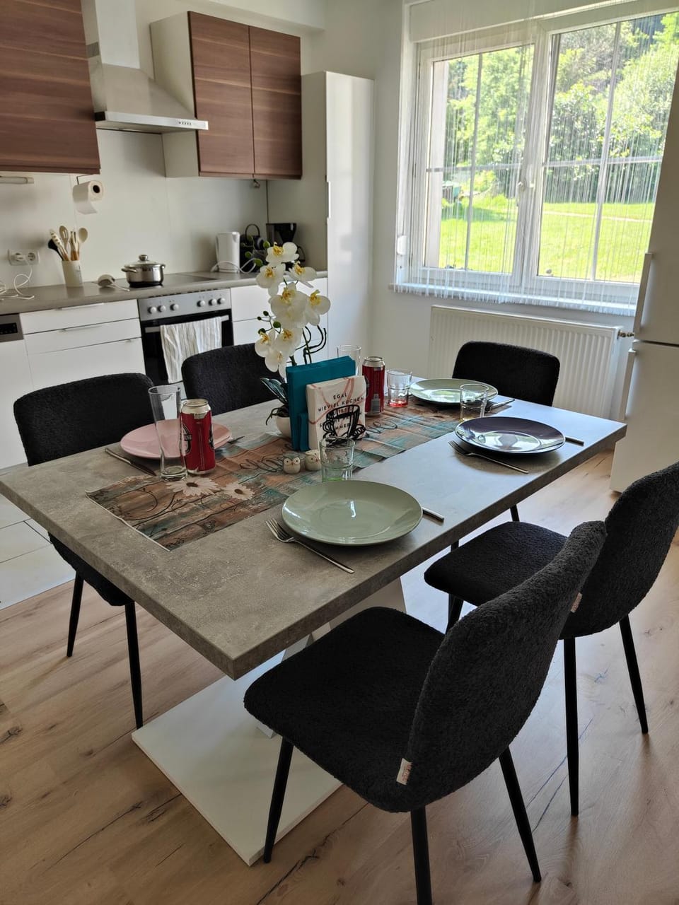 Kitchen or kitchenette, Living room, Seating area, Dining area