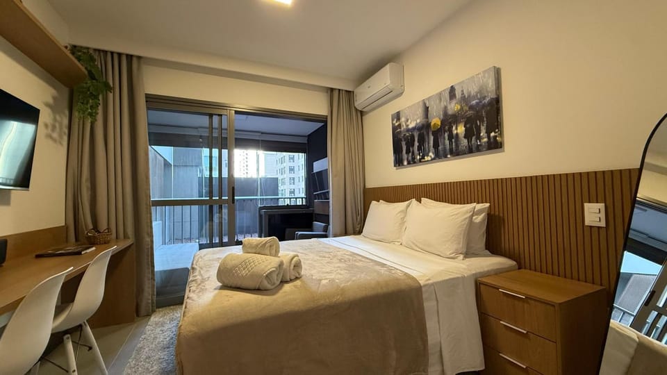 Bed, TV and multimedia, Bedroom, towels