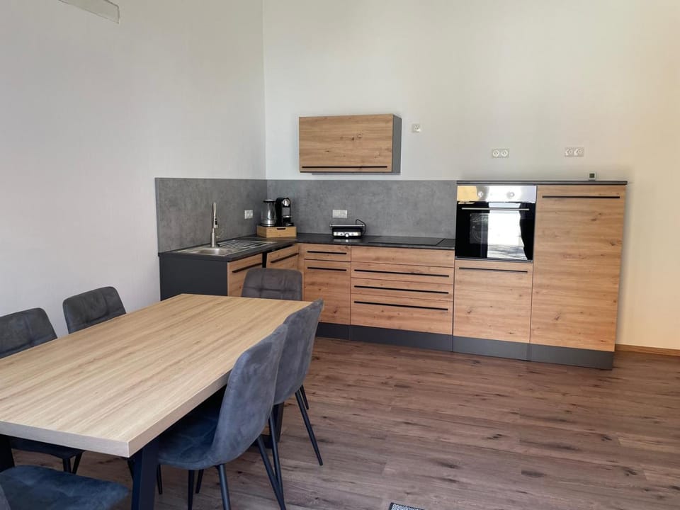 Coffee/tea facilities, Kitchen or kitchenette, oven, stove, toaster