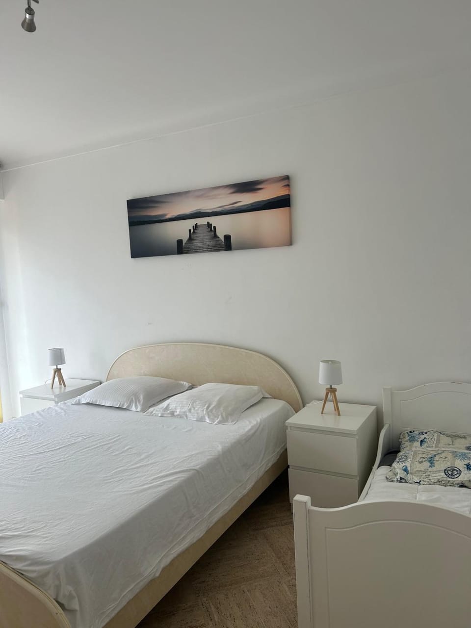 Bed, Living room, Photo of the whole room, Seating area, Bedroom