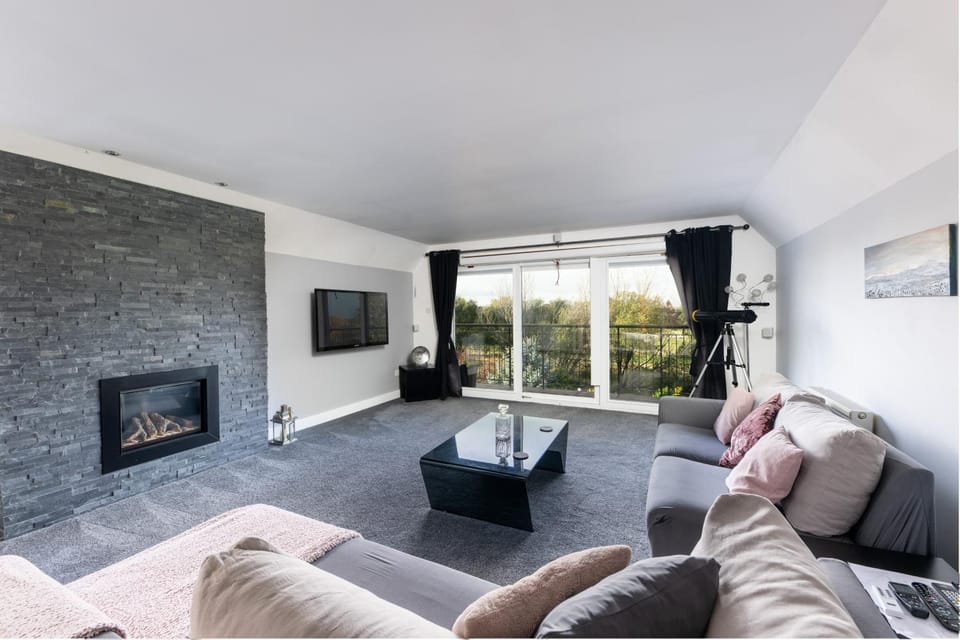 TV and multimedia, Balcony/Terrace, Living room, Seating area, Evening entertainment