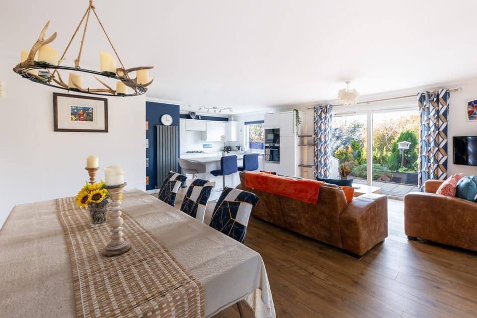 TV and multimedia, Living room, Seating area, Dining area