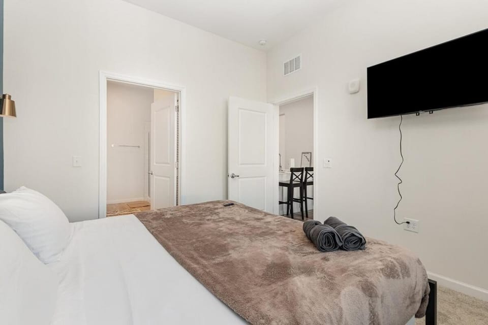 Bed, TV and multimedia, Bedroom, towels