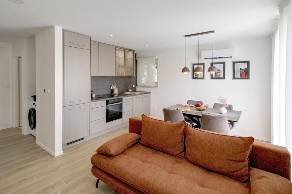 Kitchen or kitchenette, Living room, Seating area, Dining area