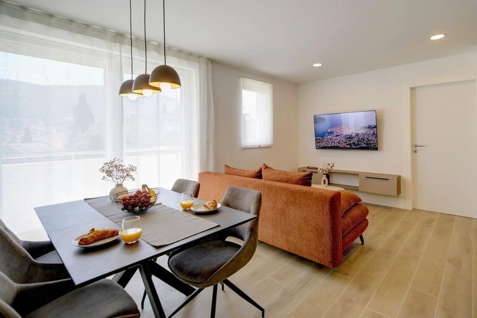 TV and multimedia, Living room, Seating area, Dining area