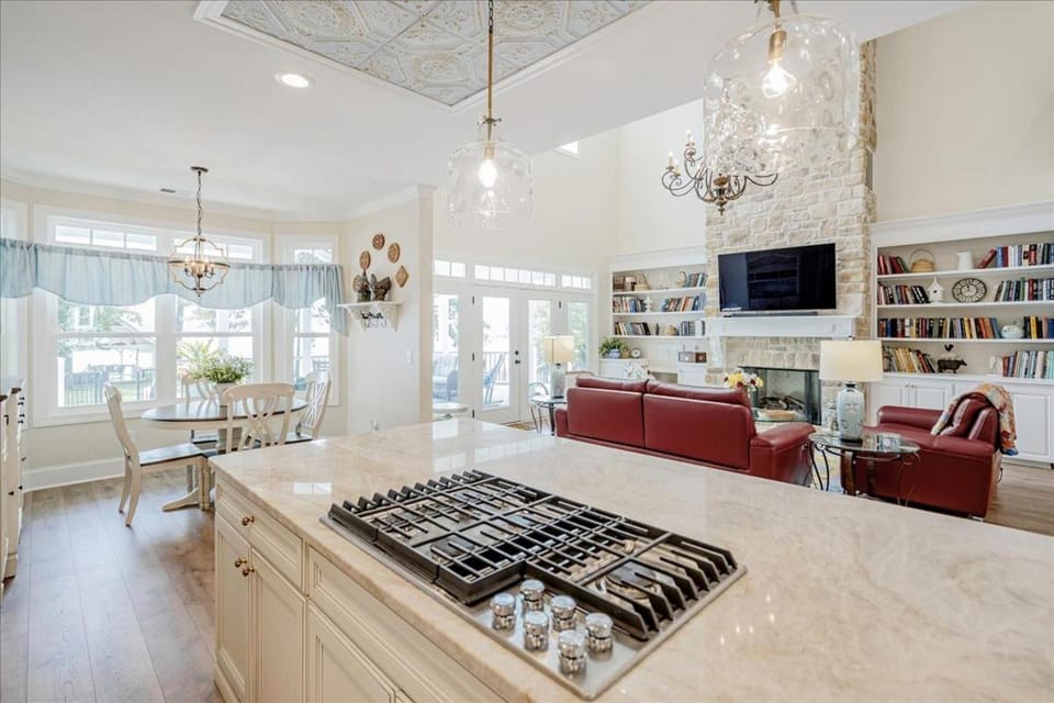 Family Ties Lakeside Retreat House in Leesville