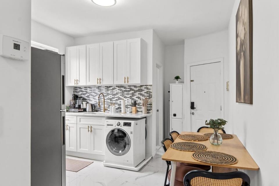 Style & Comfort 3 Rooms 15 min from NYC Apartment in North Bergen