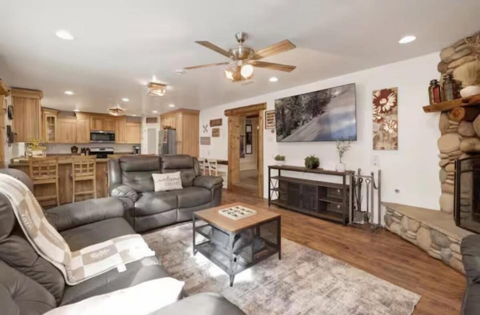 Moab Cozy Lane HotTub & Game Room with Pool Table House in Big Bear