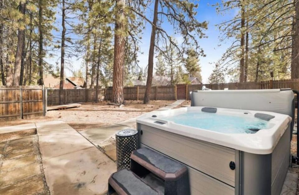 Moab Cozy Lane HotTub & Game Room with Pool Table House in Big Bear